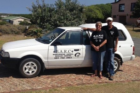BARC se “nuwe” bakkie, saam met ‘n dankbare Annalie Jonker en Gavin Hughes  